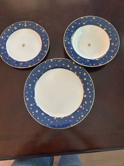 Holiday dishware