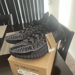Men’s Yeezy 350v2. Size 11