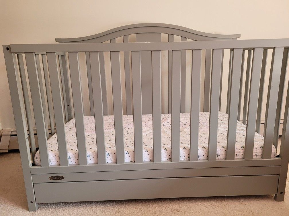 Graco Crib With Drawers Like New (Free mattress with crib)