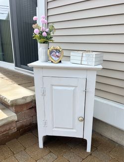 SHABBY CHIC WOODEN CABINET