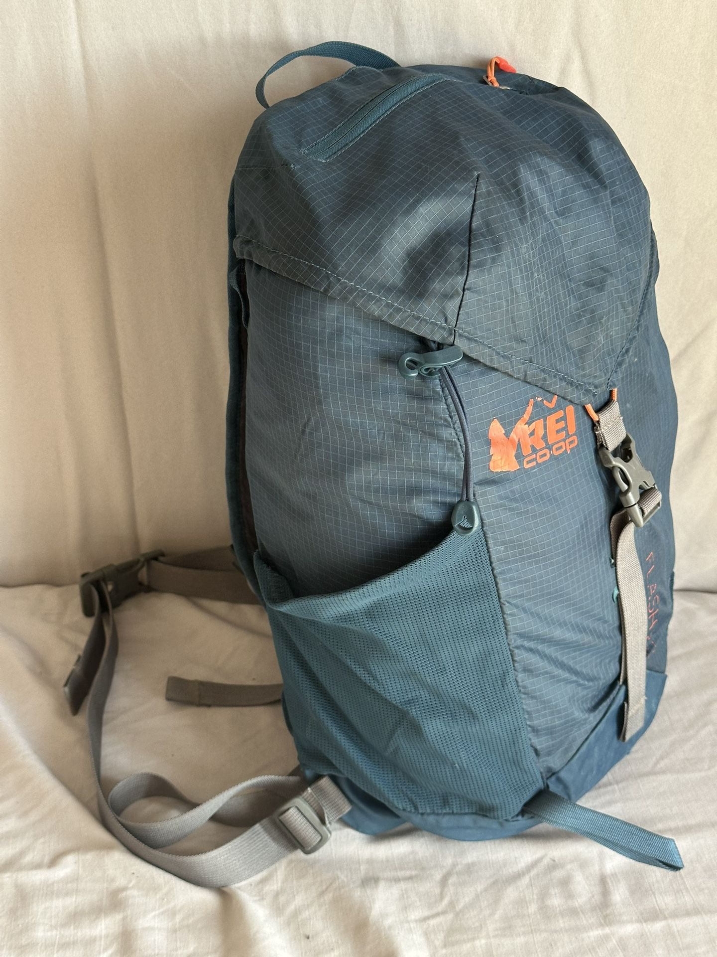 REI Flash 22 Day Pack, Blue, 2 Side Pockets, 2 Zip pockets, Waistbelt,