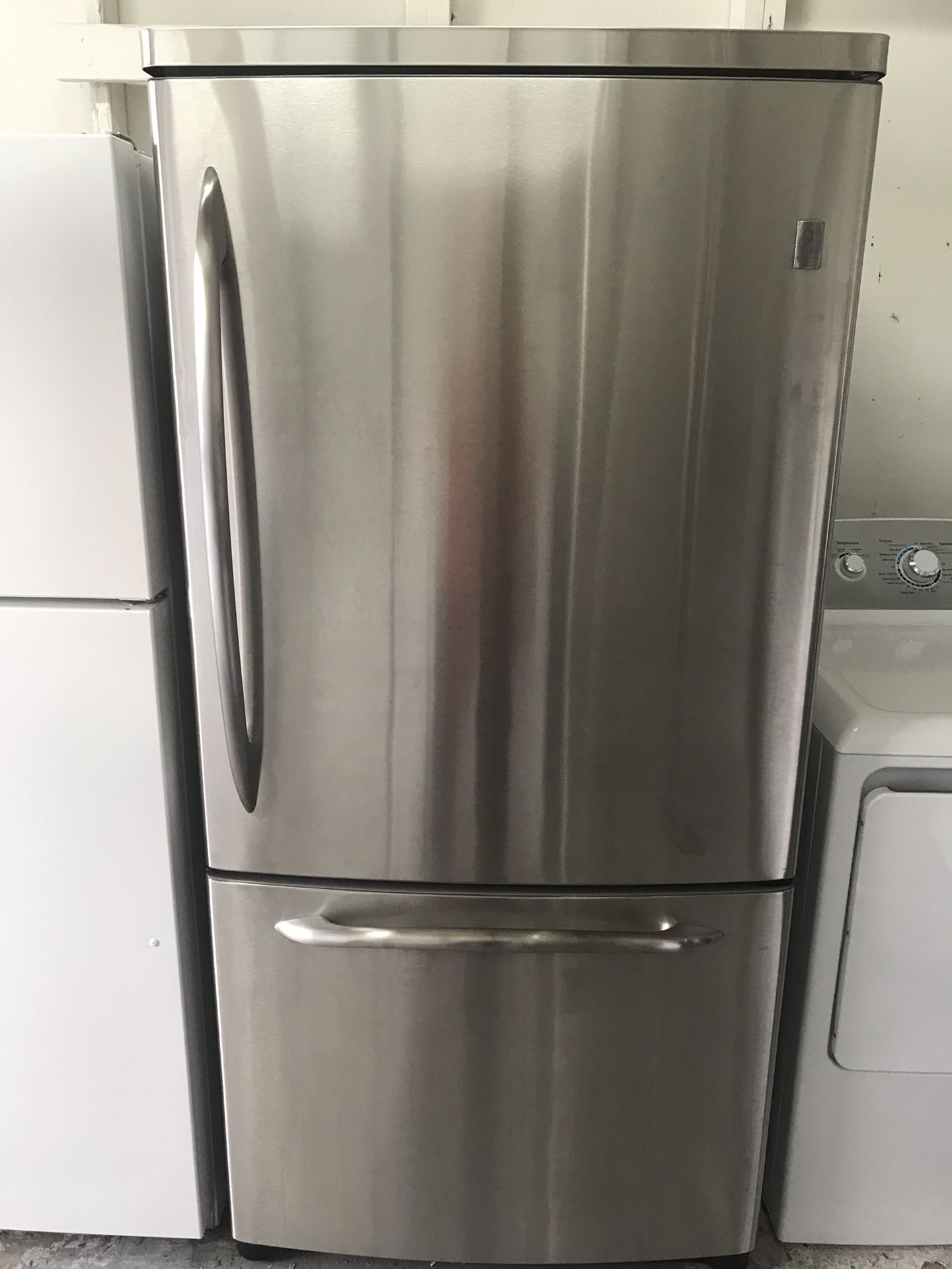 GE stainless French doors refrigerator 33” Wide 70” Tall in excellent condition plus 6 months warranty. Delivery service available . Hablamos español