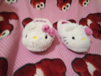Hello Kitty  Women Slippers Size 4-5 New 