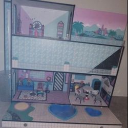 LOL DOLL HOUSE W/HOT TUB AND DOLLS