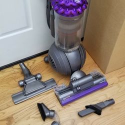 NEW cond DYSON ANIMAL  PLUS MODEL WITH ATTACHMENTS  , Big BALL VACUUM WITH ATTACHMENTS  , AMAZING POWER SUCTION  , WORKS EXCELLENT  , IN THE BOX 
