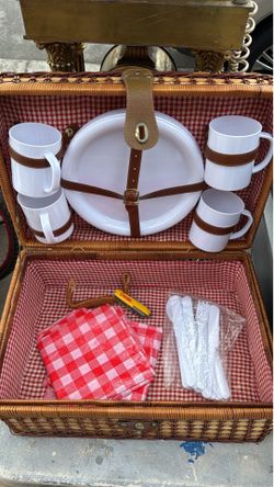 Vintage Picnic Basket Set