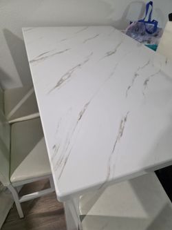 White faux marble top dining set with 4 chairs- Excellent condition