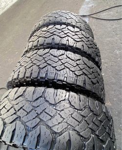 275/65/18 Goodyear set de Tires con 80% de vida las 4
