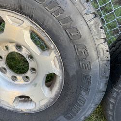 Llantas 8 Birlos LT 265 60 R17