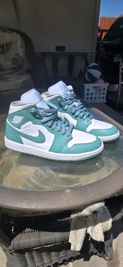 Air Jordan 1. Mid