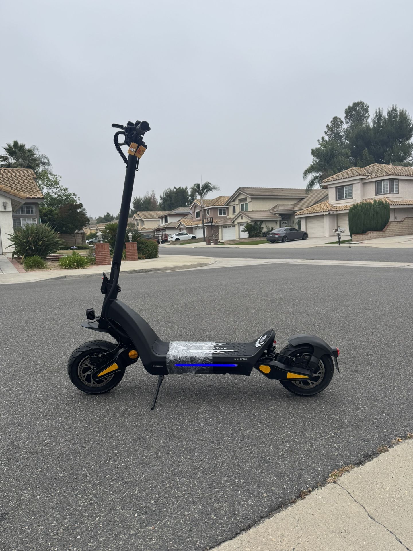 Dual-motor dual-battery high-speed electric scooter