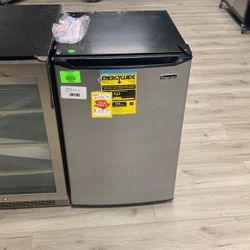 MAGIC CHEF MINI FRIDGE PP