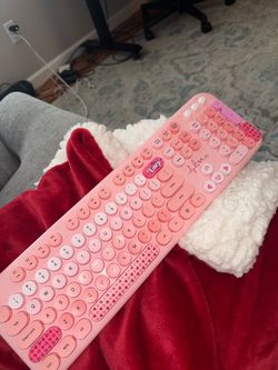 Pink keyboard brand new with mouse