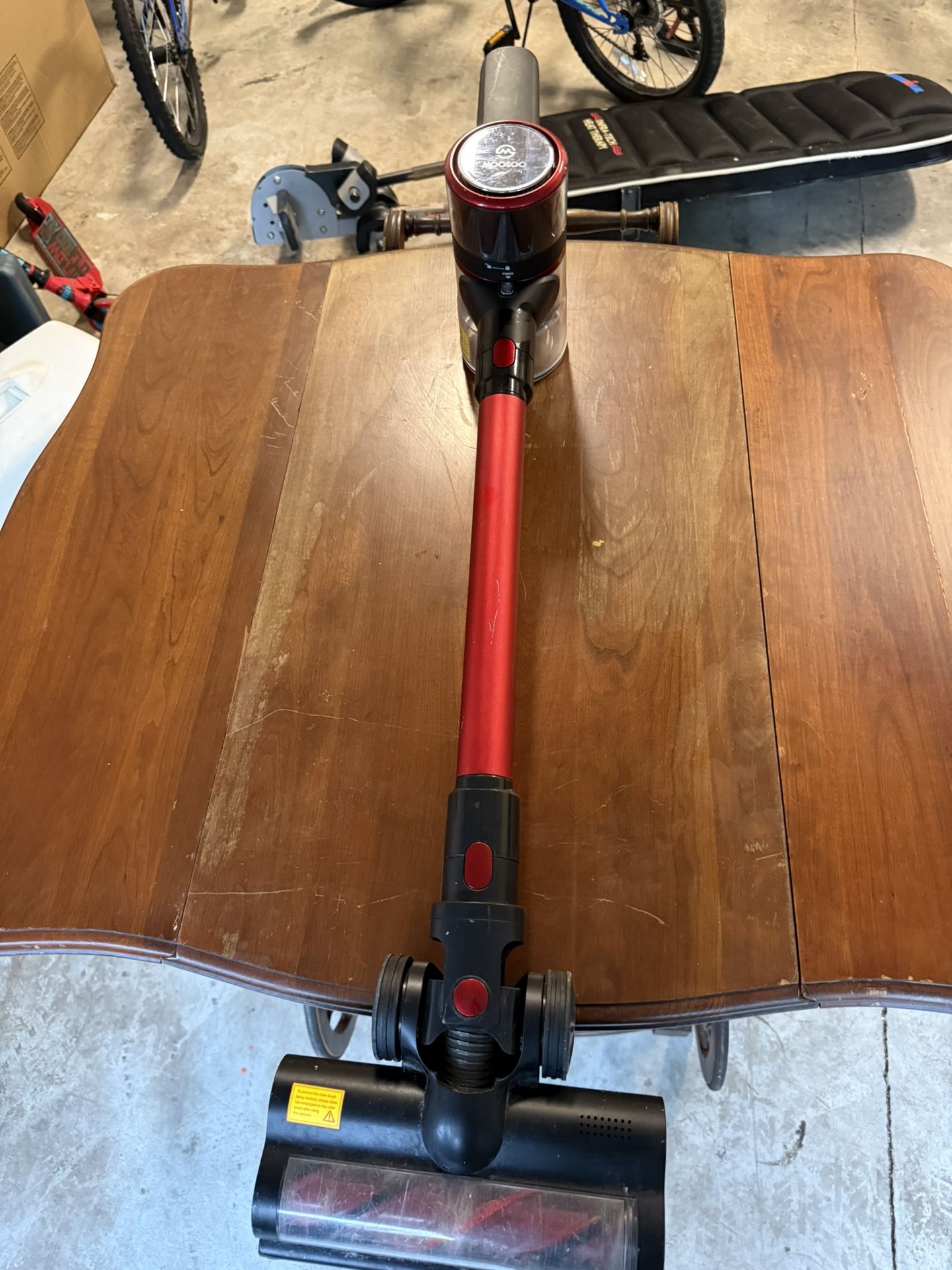 MOOSOO Cordless Stick Vacuum Cleaner – Lightweight, easy to maneuver, and great for cleaning hardwood floors, carpets, and tight spaces. This vacuum f