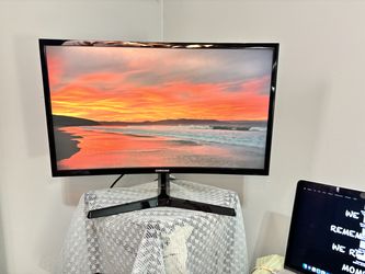 Samsung 24" Curved Full HD Monitor – Excellent Condition – $110 OBO