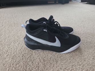 Nike team hustle D10 basketball shoes