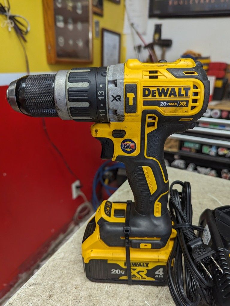 DeWalt Hammer Drill With Battery And Charger 