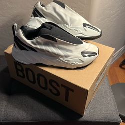 Adidas Yeezy Boost 700 MNVN Laceless