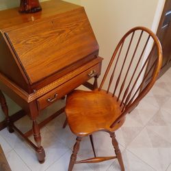 SOLID OAK DESK AND CHAIR GREAT CONDITION