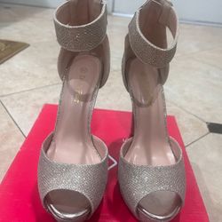 Dream Pairs Women’s Heels Size 81/2 