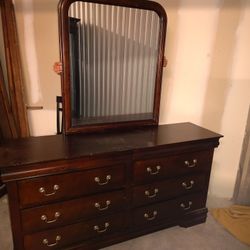 6 Drawer Dresser With Tall mirror 