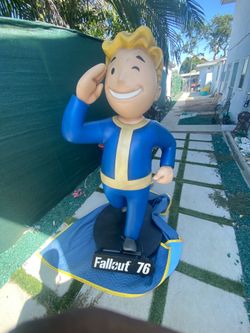 Mannequin 76 Fallout gamers toys.his name is Vault Boy