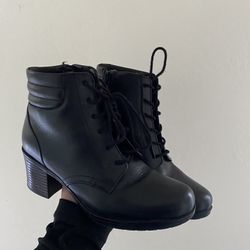 BLACK BOOTS