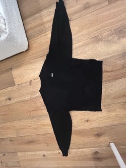 Alo Yoga Black Long Sleeve Crewneck (size xs)