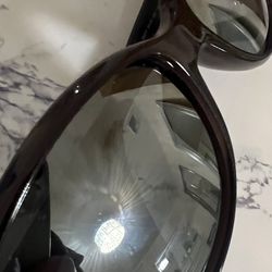 Women’s Gucci sunglasses with case 