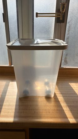 Dog food bin