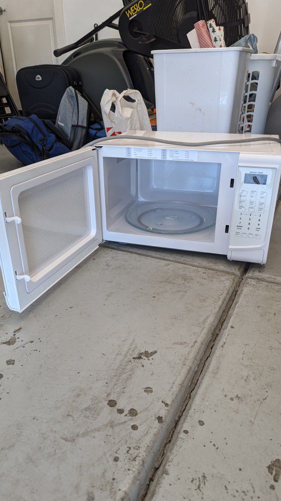 Frigidaire White Microwave Clean 1100W 1500W