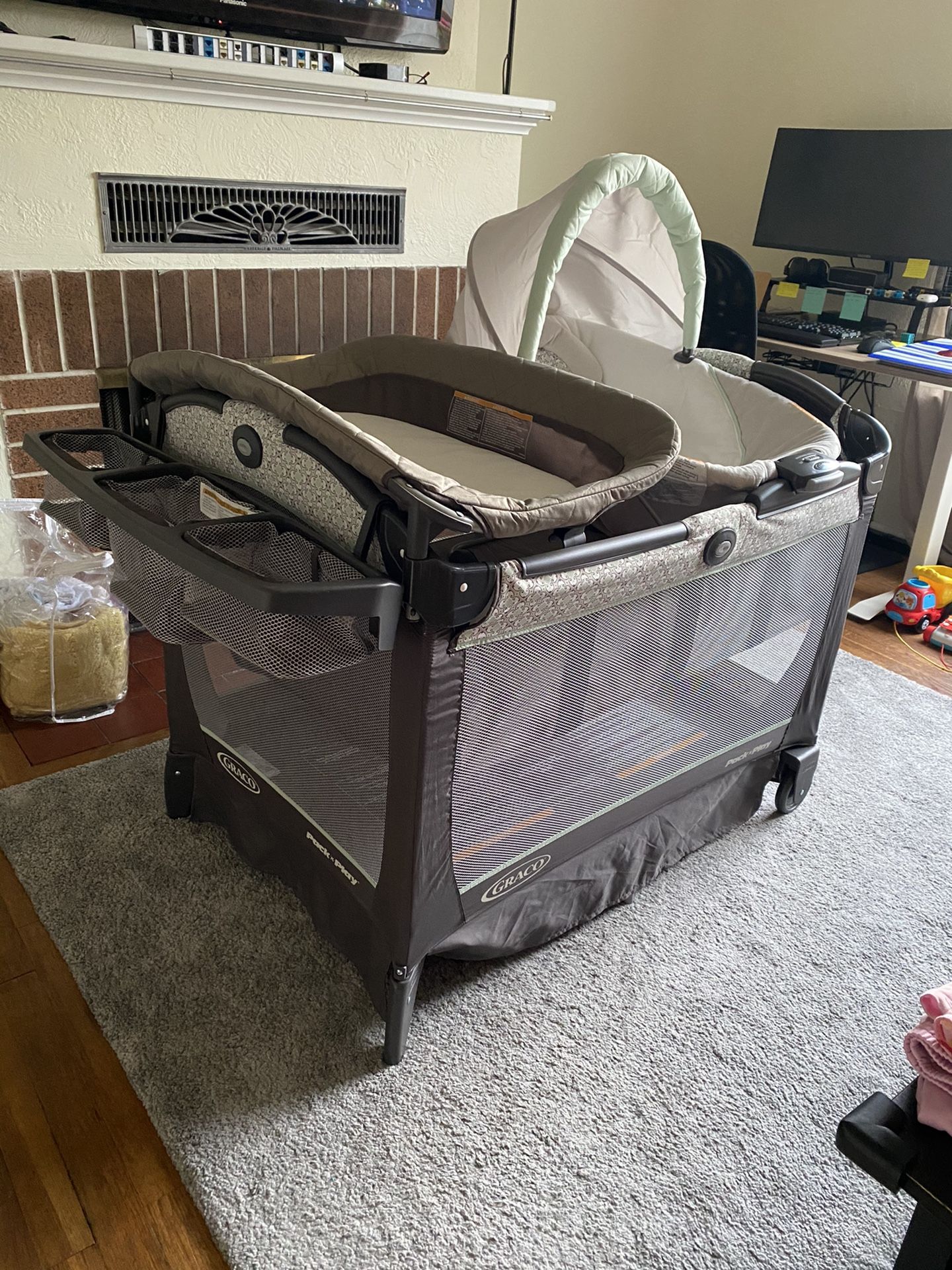 Graco Pack ‘n’ Play Playard Snuggle Suite LX for Sale in Everett, WA