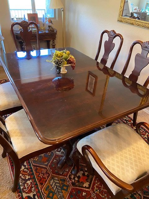 Mahogany pedestal dining table with 6 Queen Anne chairs and 2 leaves