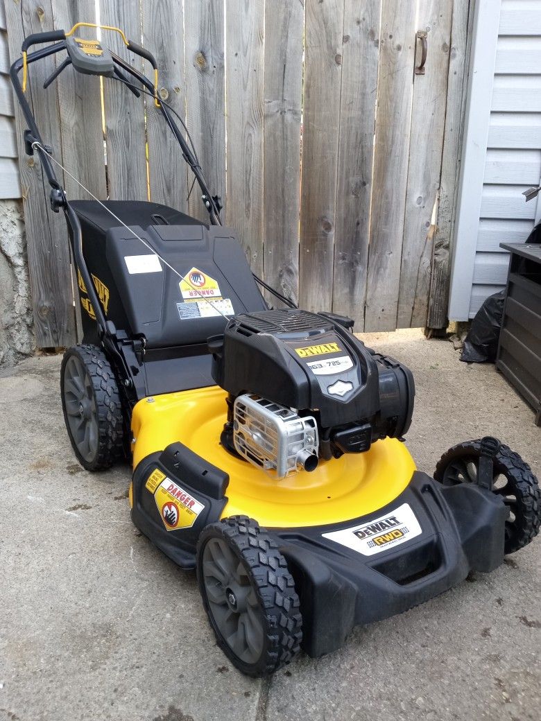 Like-New DeWalt 21" Inch RWD Gas Self Propelled Lawnmower With Bag And High Rear Wheels 