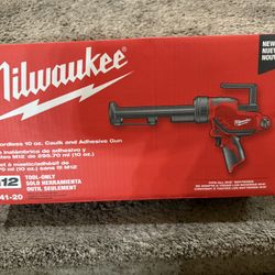 Milwaukee Cordless 10oz Caulk And Adhesive Gun