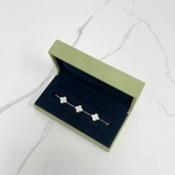 Authentic Van Cleef & Arpels Vintage Alhambra bracelet, 5 motifs
18K white gold, Mother-of-pearl