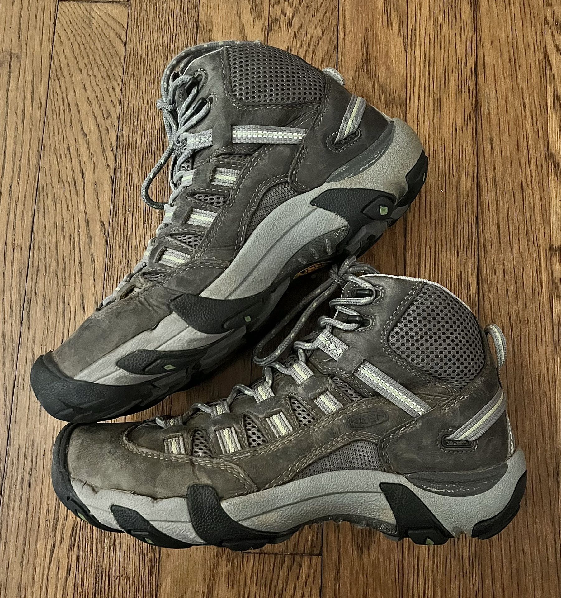 WOMENS KEEN HIKING BOOTS