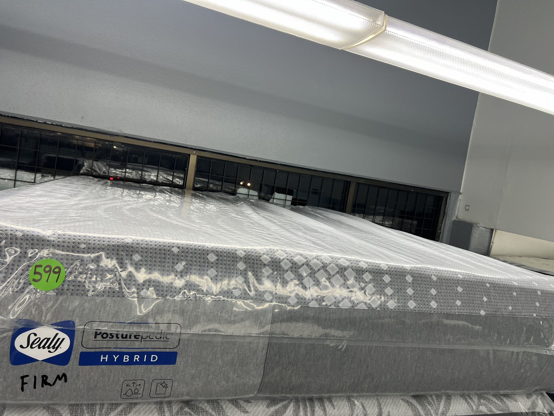 QUEEN SIZE SEALY HYBRID MATTRESS & BOX SPRING BED SET