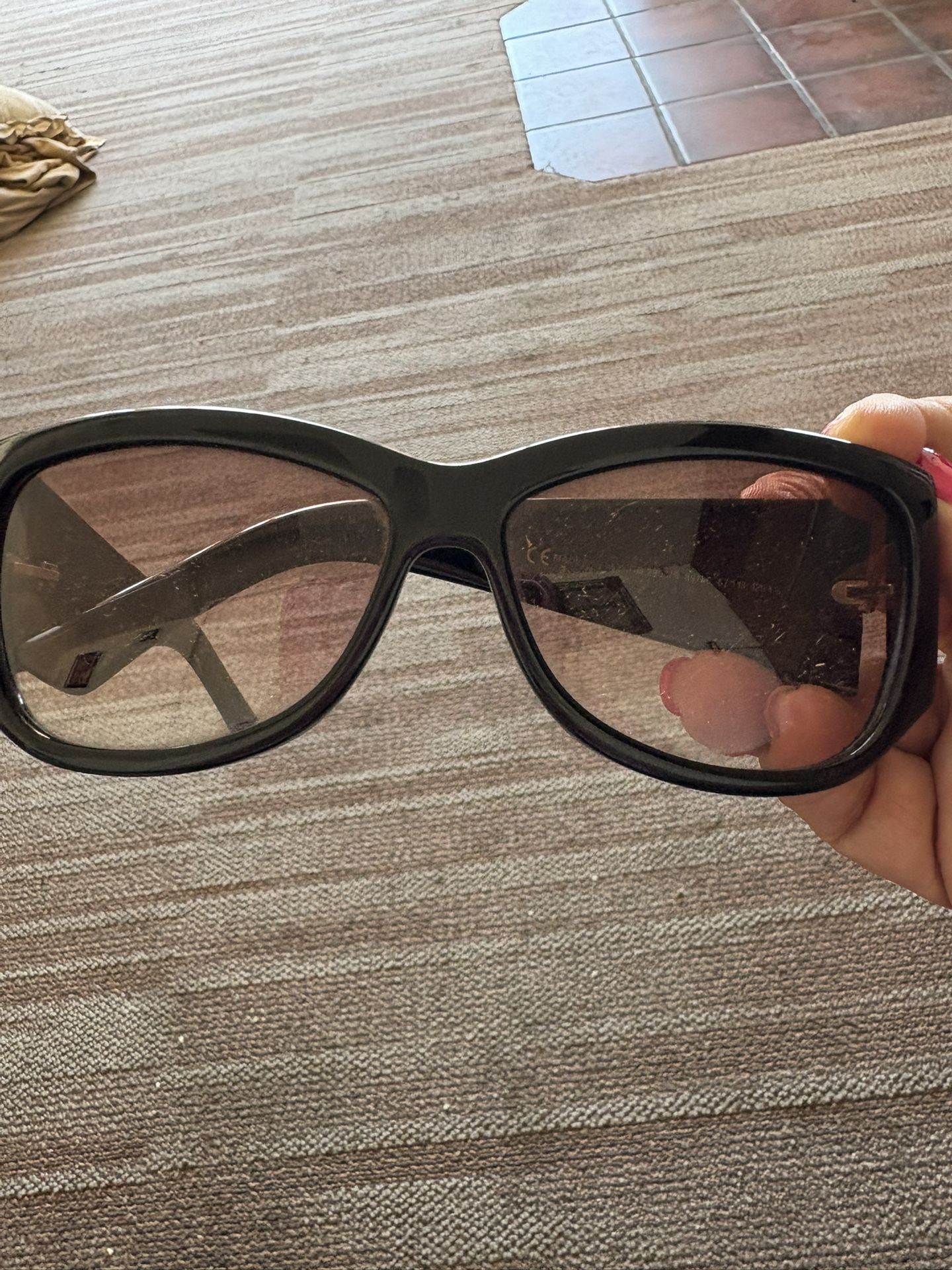 Gucci Sun Glasses For Woman , Hardly Worn