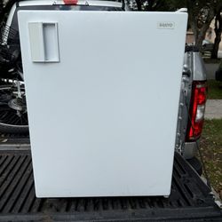 Sanyo mini fridge
