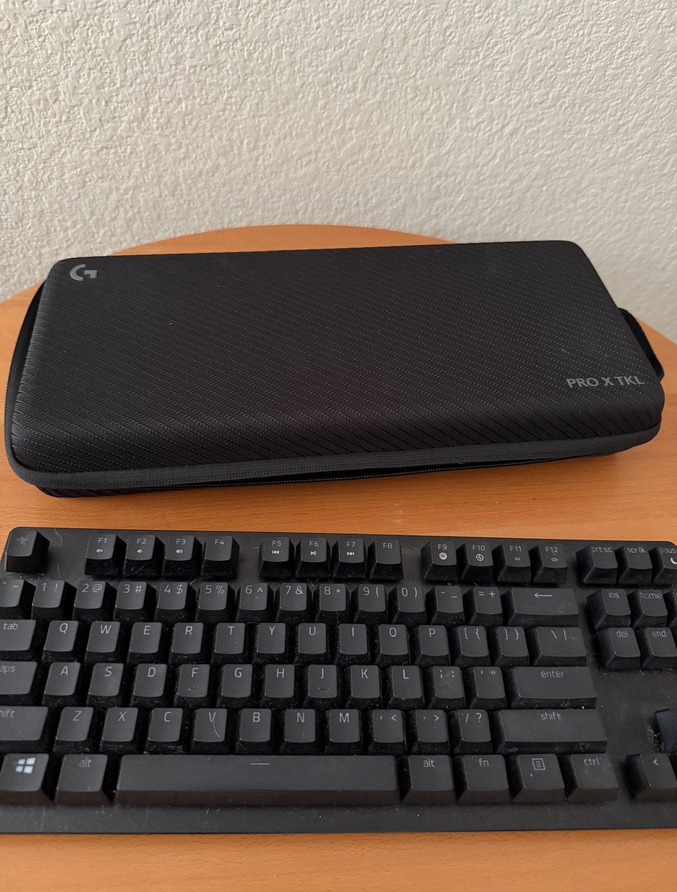 RAZER HUNTSMAN V2 KEYBOARD AND CASE 