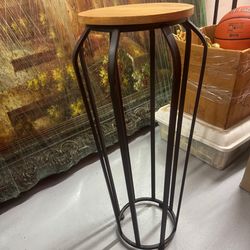 House Decorations. End Table,Vases and Sofa Table