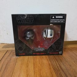 Star Wars The Black Series - Kylo Ren and Poe Dameron Helmets