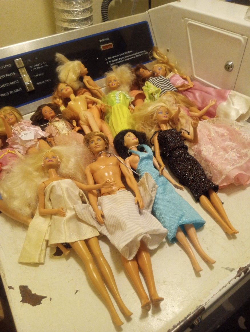 Vintage (17) Barbie Dolls Plus Assorted Clothes $125 Firm Look Below ๐