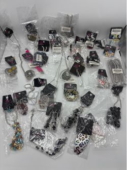 Paparazzi Jewelry 32 pieces