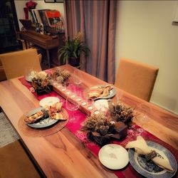 Gorgeous LIKE NEW Solid Wood Dining Table & Chairs