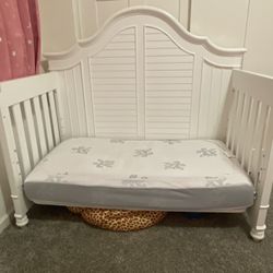 White crib/toddler Bed