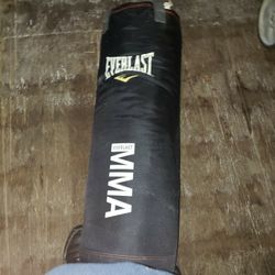  MMA 70lbs  Everlast Punching Bag Like NEW 