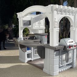 Step2 Grand Walk-in Kitchen & Grill Kids Playset,