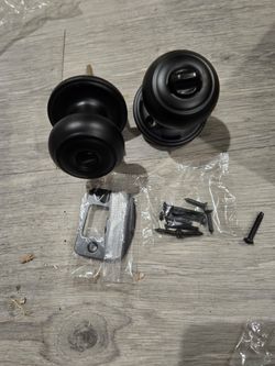 3 Door Knobs with Hardware